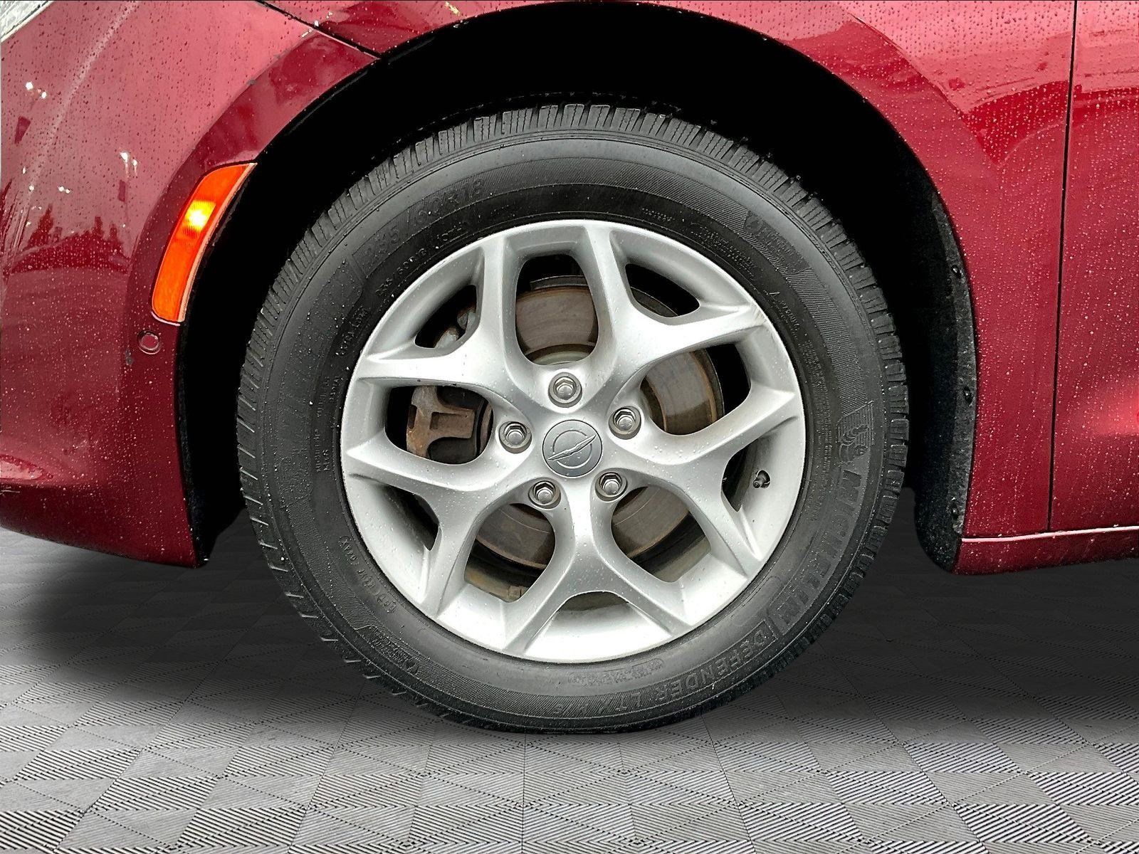Used 2019 Chrysler Pacifica Touring Plus w/ Advanced Safetytec Group FWD image 32