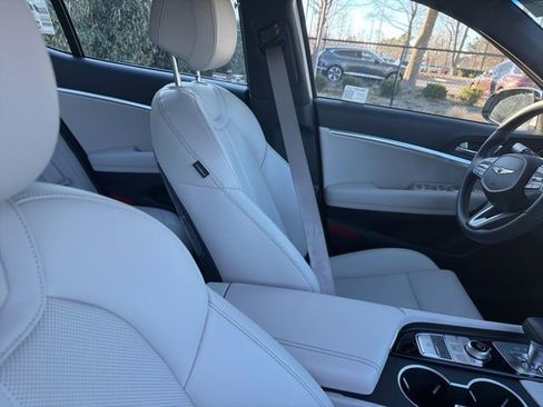 Used 2025 Genesis G70 2.5T image 10