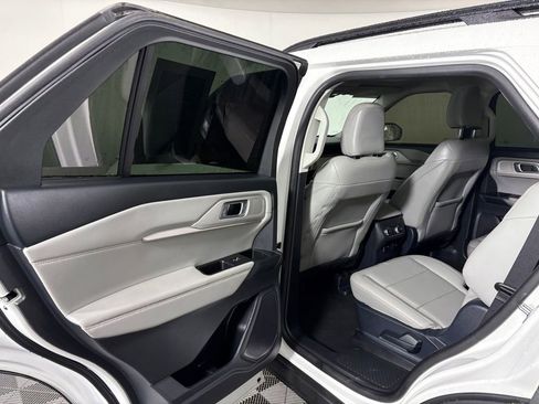 Certified 2025 Ford Explorer Active w/ Active Comfort Package AWD/4WD image 29