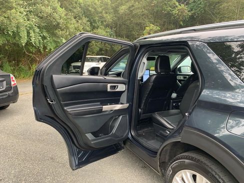 Used 2022 Ford Explorer Limited w/ Limited Technology Package image 32