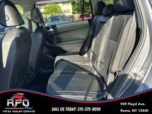 Used 2022 Volkswagen Tiguan SE AWD/4WD image 28