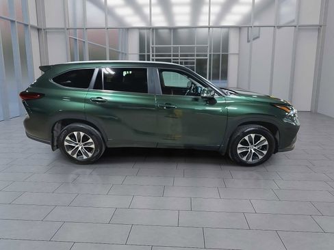 Used 2025 Toyota Highlander XLE AWD/4WD image 9