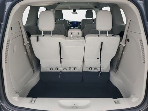 Used 2017 Chrysler Pacifica Touring-L image 12