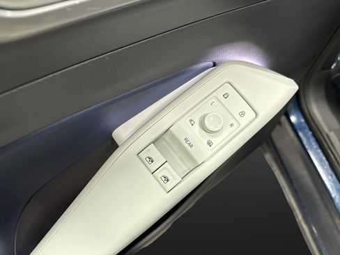 Used 2023 Volkswagen ID.4 Pro S Plus image 28