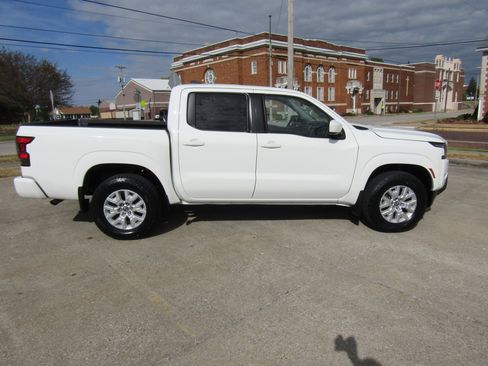 Used 2022 Nissan Frontier SV w/ Technology Package image 2