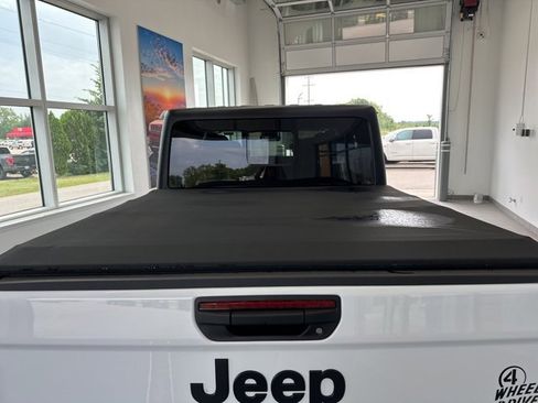 Used 2024 Jeep Gladiator Sport image 10