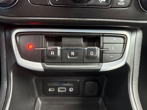 Used 2024 GMC Terrain SLT image 39