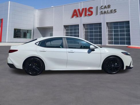 Used 2025 Toyota Camry SE image 5