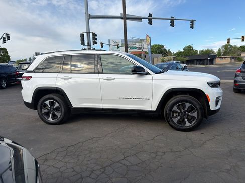 Used 2023 Jeep Grand Cherokee 4WD 4xe image 9