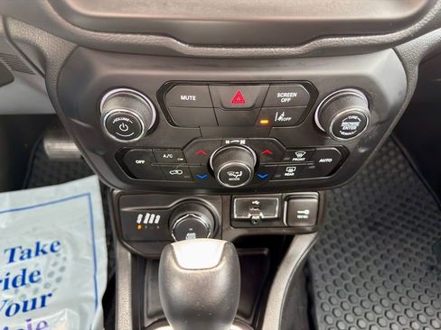 Used 2022 Jeep Renegade Limited image 22