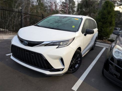 Certified 2024 Toyota Sienna XSE image 4