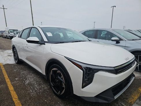 Used 2025 Kia K4 EX image 3