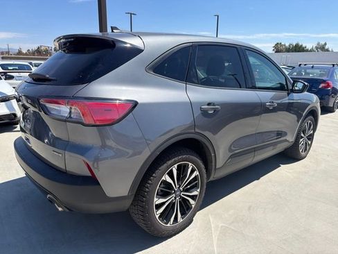 Used 2022 Ford Escape SE w/ SE Sport Appearance Package AWD/4WD image 2