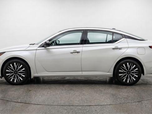 Used 2025 Nissan Altima 2.5 SV FWD image 5