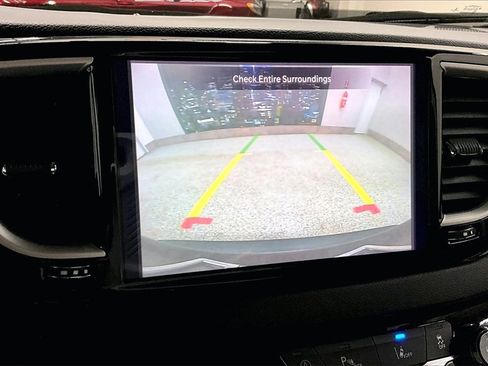 Used 2022 Chrysler Pacifica Touring-L image 15