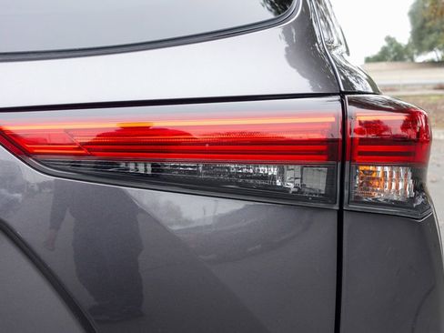 Used 2021 Toyota Highlander XLE image 6