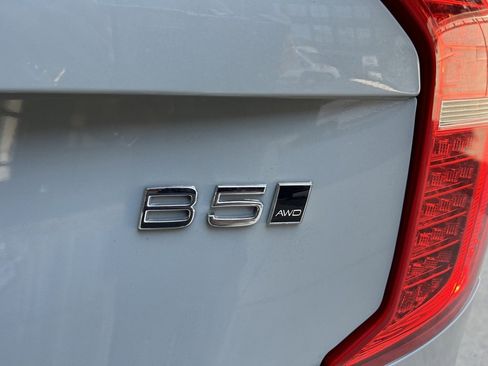 Certified 2025 Volvo XC90 B5 Core image 11