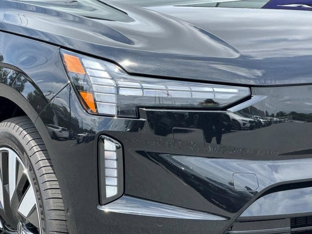Certified 2025 Volvo EX90 Plus AWD/4WD image 3