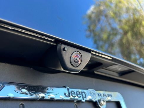 Used 2025 Land Rover Range Rover Sport SE image 32