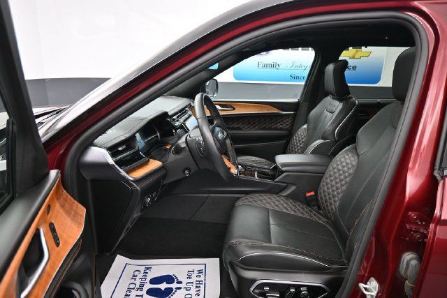 Used 2024 Jeep Grand Cherokee Summit AWD/4WD image 13
