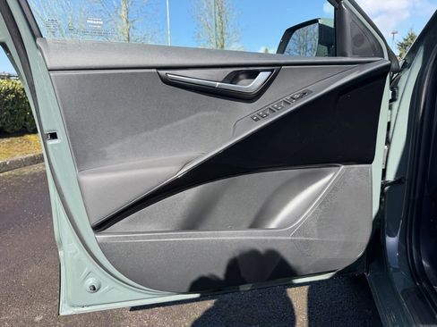 Used 2025 Kia Niro EX image 12