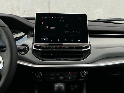 Used 2025 Jeep Compass Limited image 27