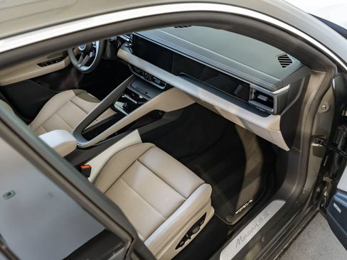 Certified 2025 Porsche Macan 4S Electric AWD/4WD image 28