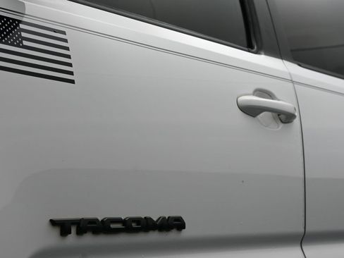 Used 2018 Toyota Tacoma TRD Sport image 13