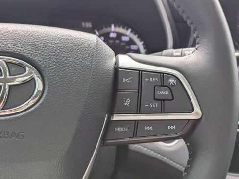 Used 2024 Toyota Highlander XLE FWD image 27
