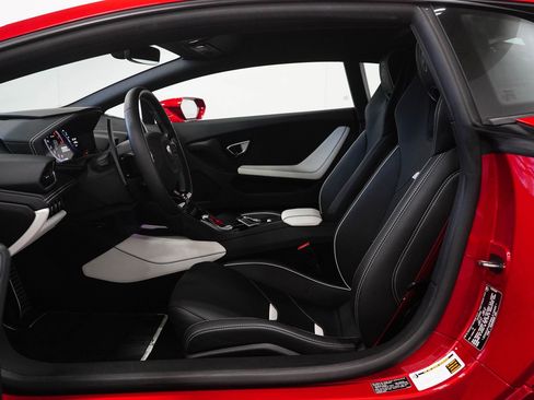 Used 2021 Lamborghini Huracan EVO image 2