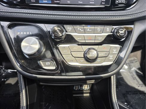 Used 2025 Chrysler Pacifica Limited image 24