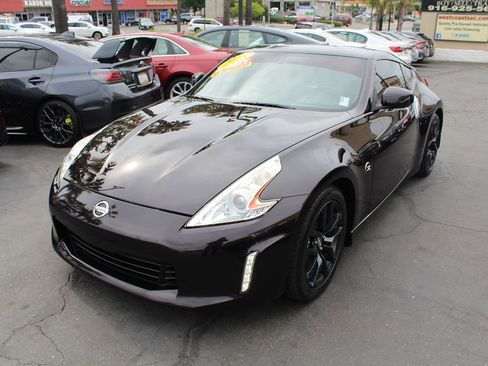 Used 2015 Nissan 370Z Coupe RWD image 4