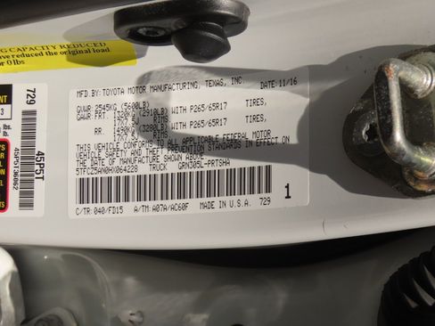 Used 2017 Toyota Tacoma TRD Sport AWD/4WD image 32