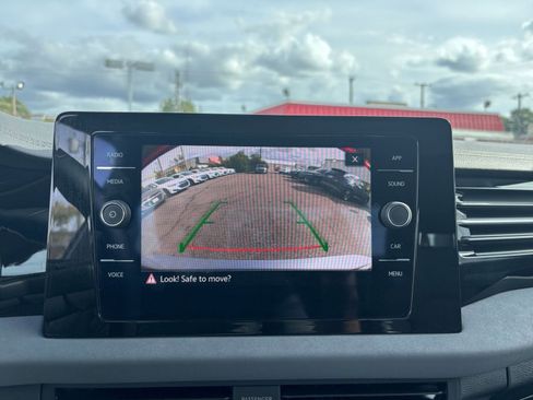 Used 2025 Volkswagen Jetta SE image 17