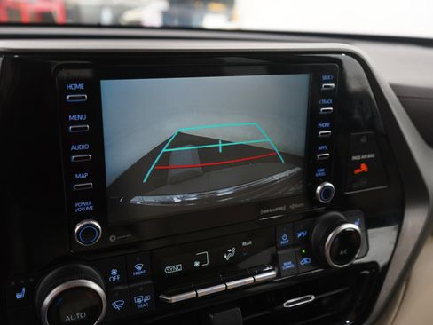 Used 2021 Toyota Highlander XLE image 24