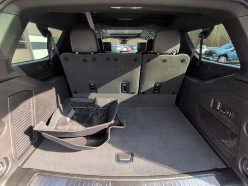 Used 2023 Chevrolet Suburban Premier w/ Advanced Technology Package image 27