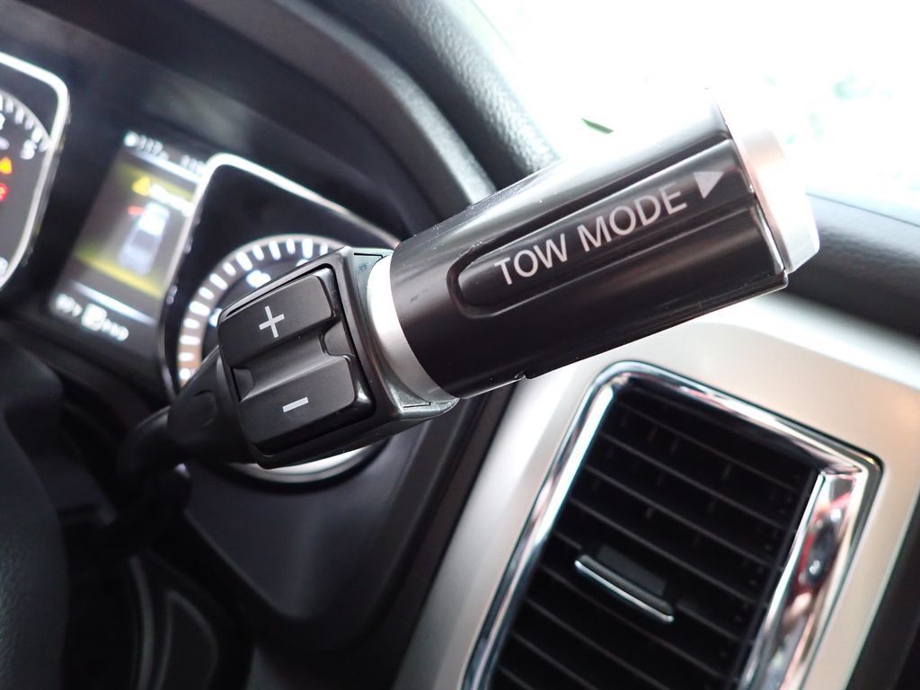 Used 2017 Nissan Titan SV RWD image 4