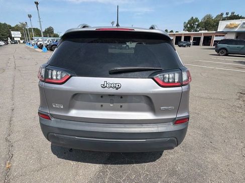 Used 2019 Jeep Cherokee Latitude w/ Cold Weather Group FWD image 3