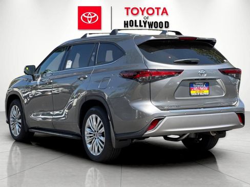 New 2026 Toyota Highlander Platinum AWD/4WD image 6