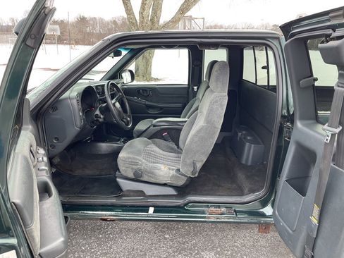 Used 2002 Chevrolet S10 Pickup LS w/ LS Preferred Equipment Group AWD/4WD image 28