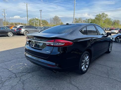 Used 2017 Ford Fusion SE w/ Fusion SE Technology Package image 4