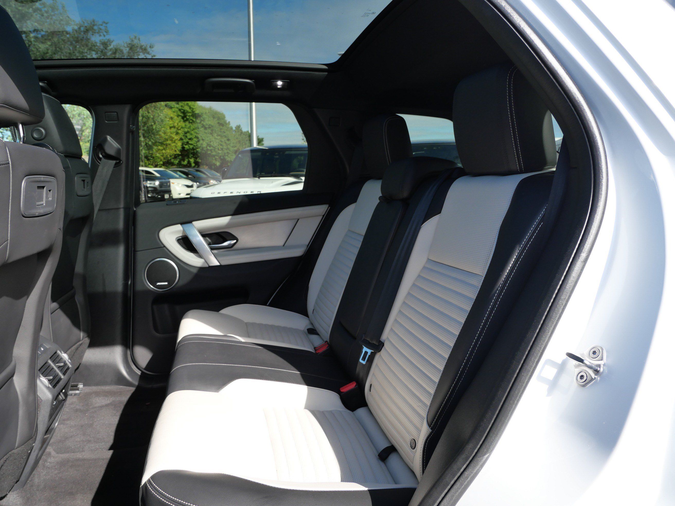 Used 2025 Land Rover Discovery Sport Dynamic SE AWD/4WD image 14
