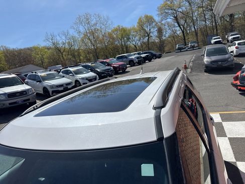 Used 2019 Ford Explorer XLT w/ Equipment Group 202A AWD/4WD image 9