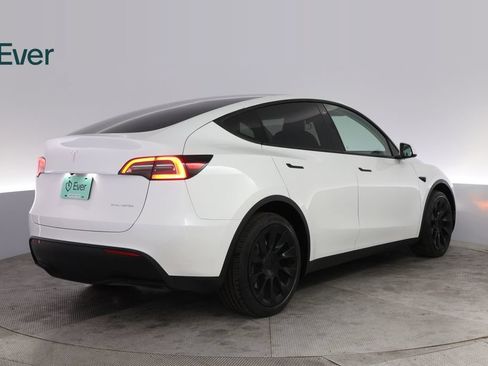 Used 2023 Tesla Model Y AWD image 3