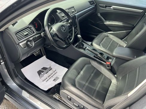 Used 2017 Volkswagen Passat 1.8T R-Line w/ R-Line Lighting Package FWD image 10