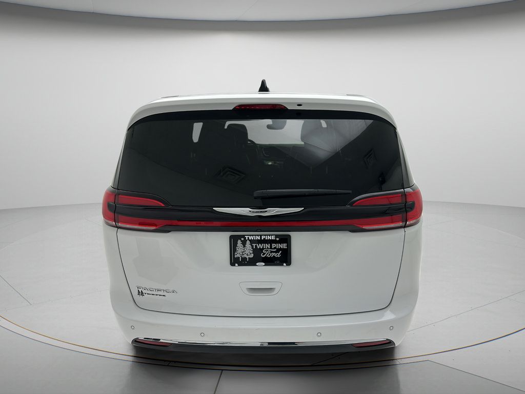 Used 2025 Chrysler Pacifica Select FWD image 6