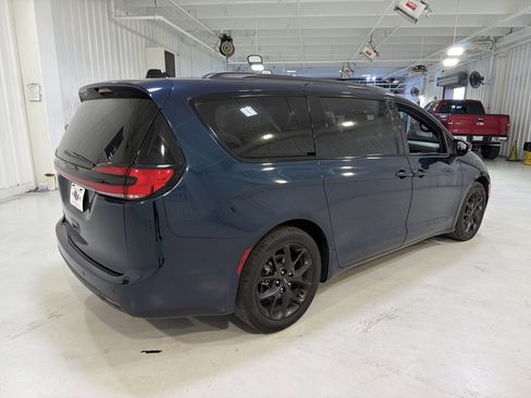 Used 2023 Chrysler Pacifica Touring-L w/ S Appearance Package image 5