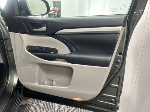 Used 2014 Toyota Highlander XLE AWD/4WD image 20