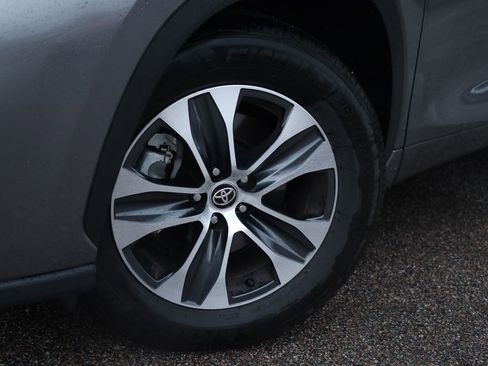 Used 2025 Toyota Highlander XLE image 17