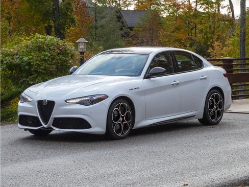 Used 2023 Alfa Romeo Giulia Sprint AWD/4WD image 1